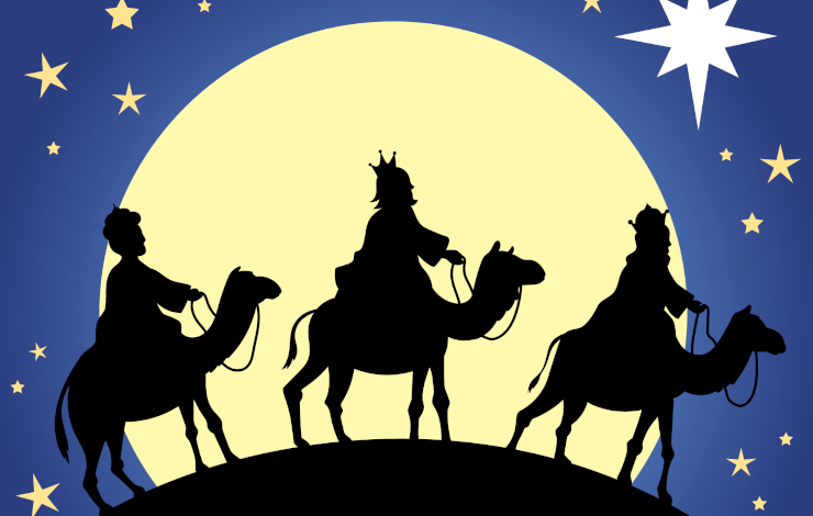 Ilustración de los Reyes Magos en camello siguiendo a la estrella donde se ve la silueta en negro de Sus Majestades con la luna y estrellas de fondo de noche