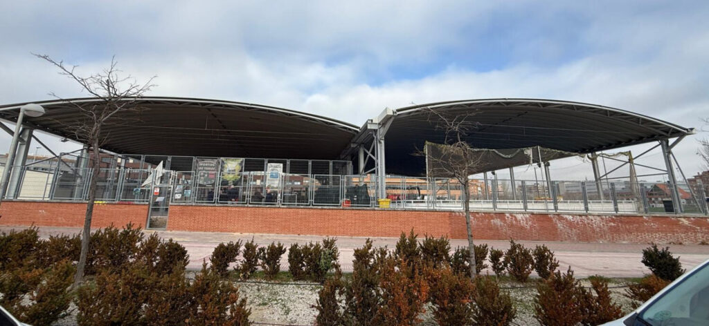 Pistas cubiertas de la Instalación Deportiva Municipal Básica Las Tablas