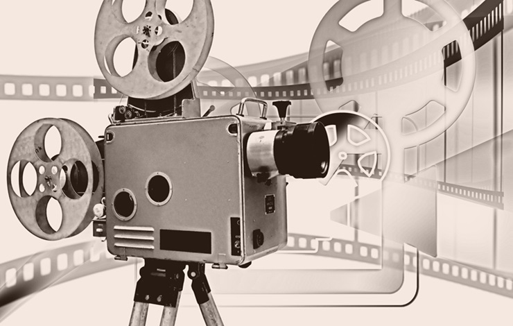 Proyector de cine y una película en el fondo de la imagen