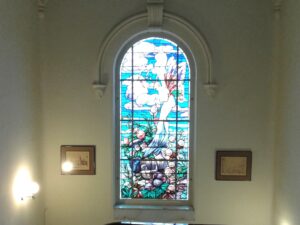 Vidriera realizada por los hermanos Maumejean, junto a la escalera interior de la Junta Municipal de Hortaleza