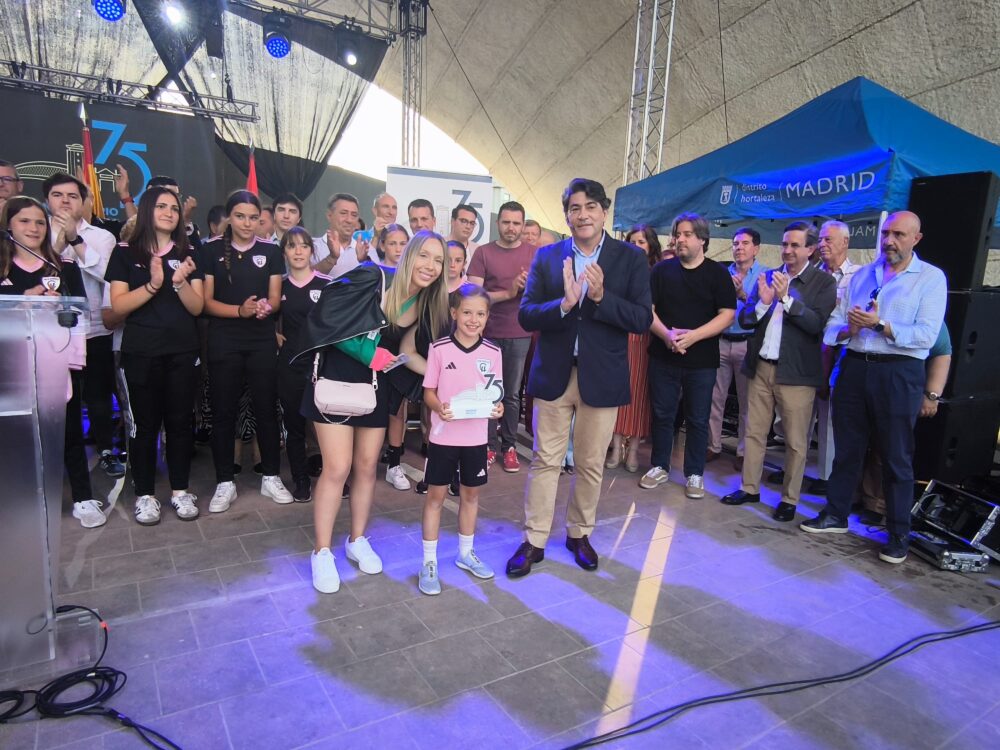 El concejal de Hortaleza, David Pérez, con las pregoneras del año pasado, el Madrid Club de Fútbol Femenino (Madrid CFF)