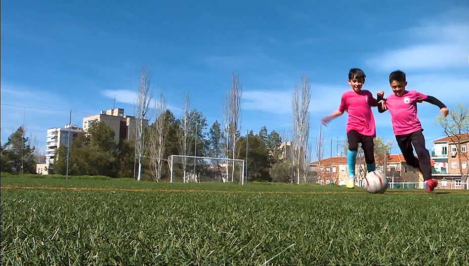 Jugando al fútbol en la IDB Castroserna de Lucero