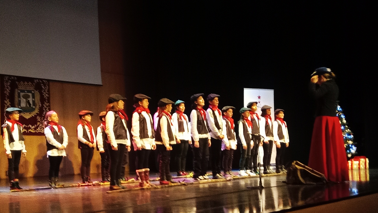 Actuación del Coro del colegio Institución Lasalle el XXXIII certamen escolar de villancicos del distrito de Latina