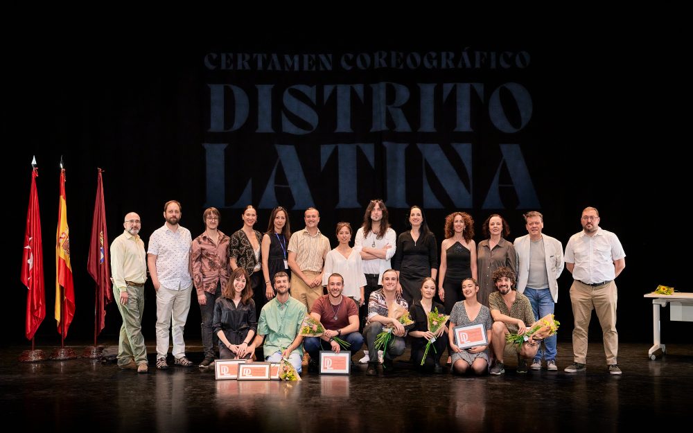 Foto de familia premiados, y jurado Certamen de Coreografía de Danza Española con Argumento de distrito Latina