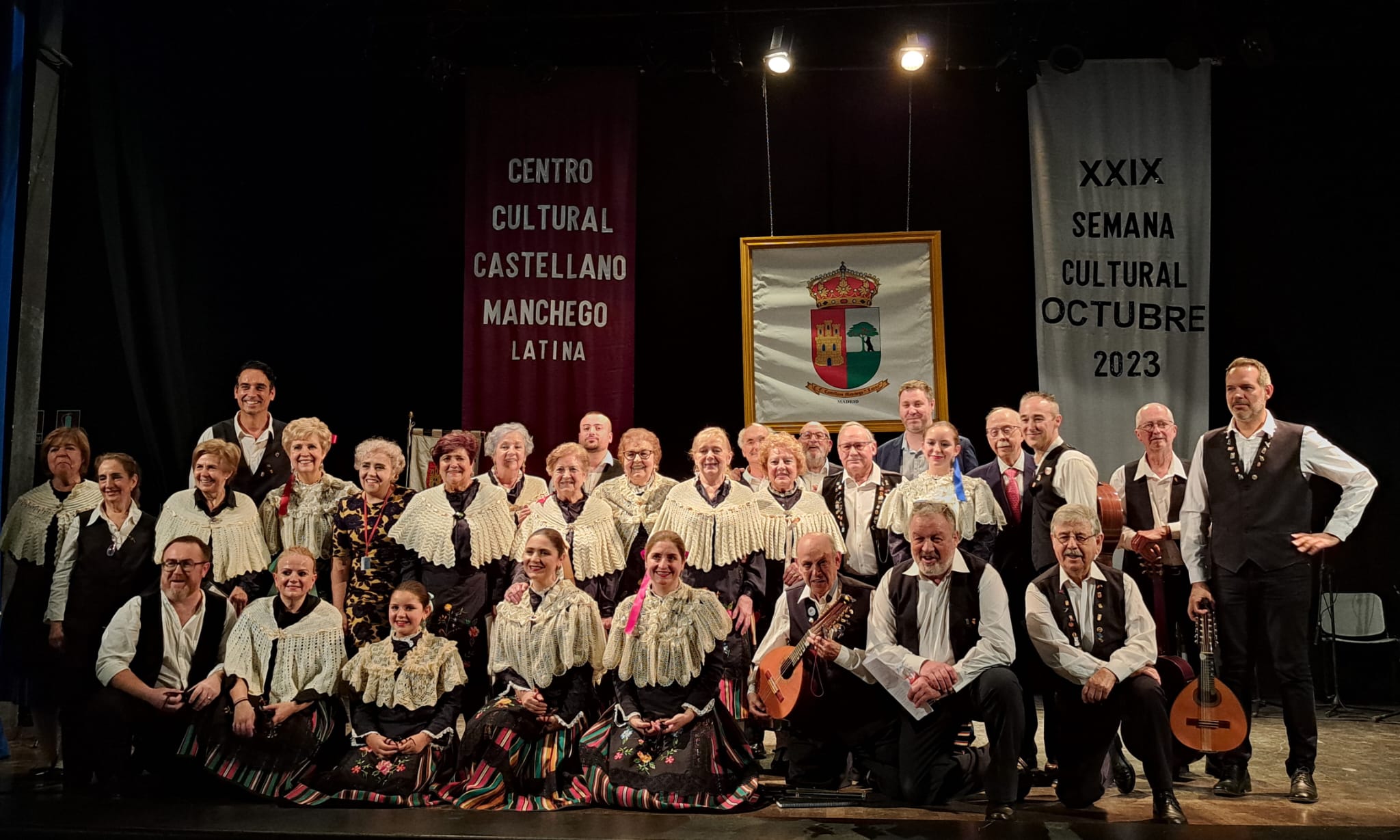 Foto de familia de la inauguración de la XXIX Semana Cultural castellanomanchega 2023