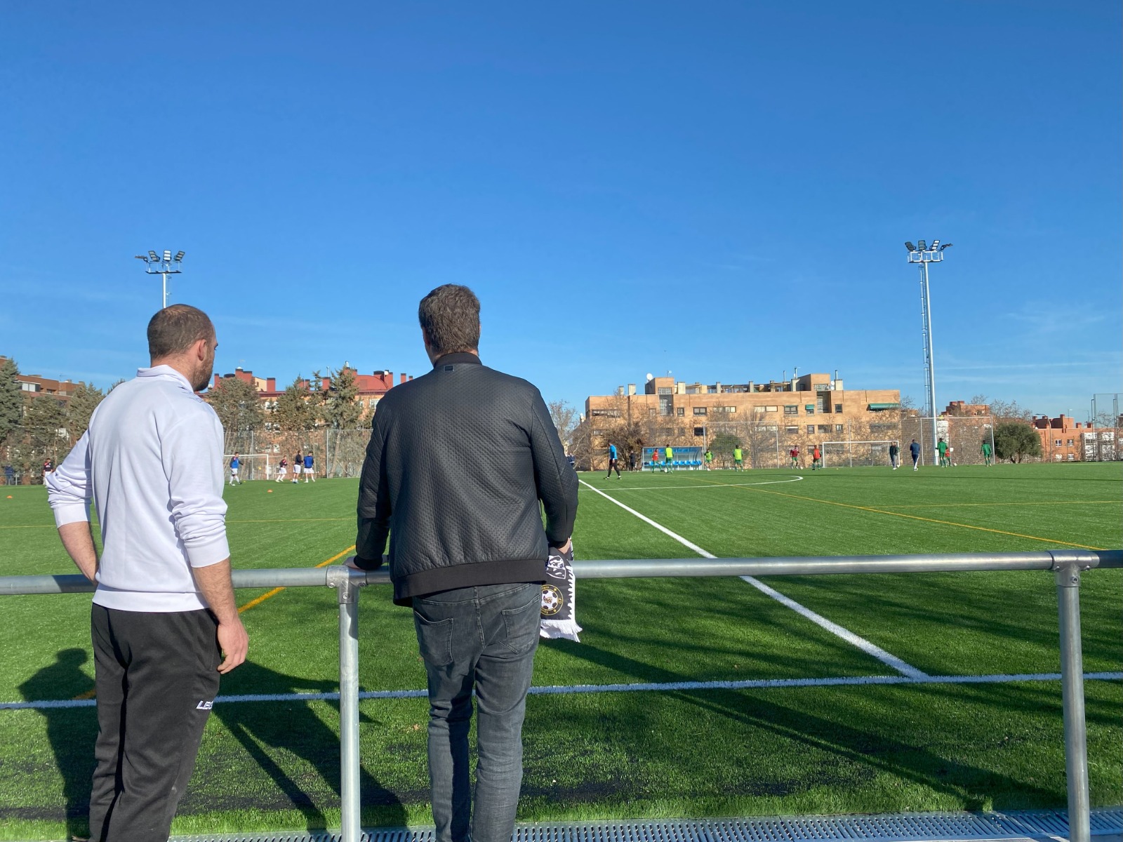 El campo de fútbol Arjona estrena césped artificial en el barrio de Lucero