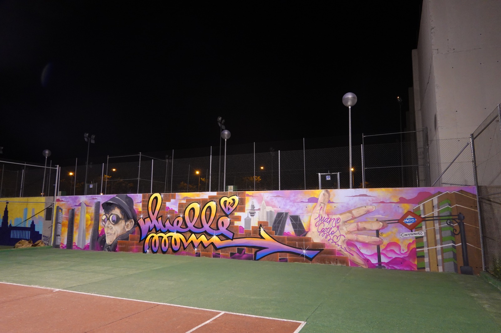 Muro del Centro Deportivo Municipal Gallur del distrito de Latina con los grafitis de la V y VI edición del Certamen de Arte Urbano Juan Carlos Argüello, Muelle