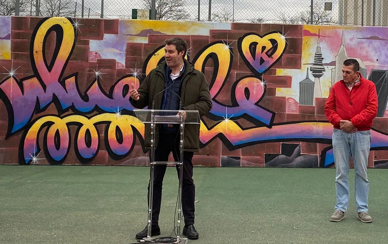 El concejal de Latina, Alberto González, entregó los premios del VI Certamen de Arte Urbano Juan Carlos Argüello, Muelle, acompañado del hermano del artista