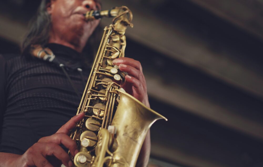 Hombre tocando el saxofón