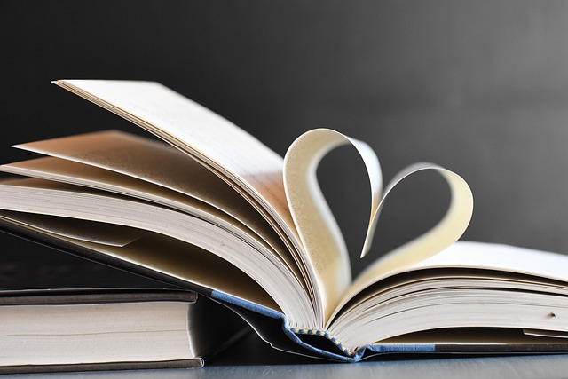 Libro abierto con dos hojas en forma de corazón