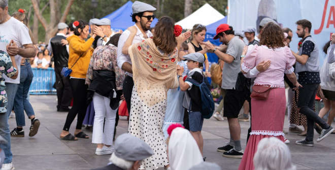 Chulapas y chulapos bailando chotis en la calle