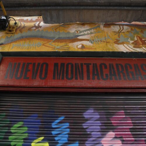 Detalle inferior del mural con motivos animales y vegetales