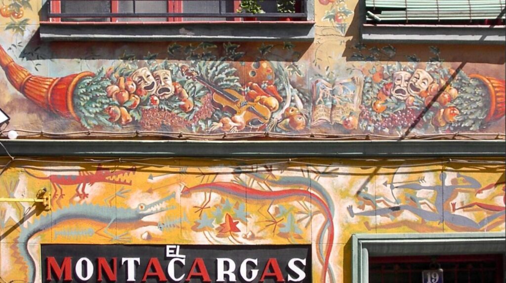 Detalle del mural decorativo con motivos alegóricos vegetales y animales