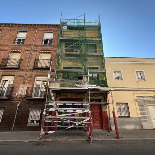 Imagen de la fachada con andamio por las obras del edificio en la calle Antillón, 19