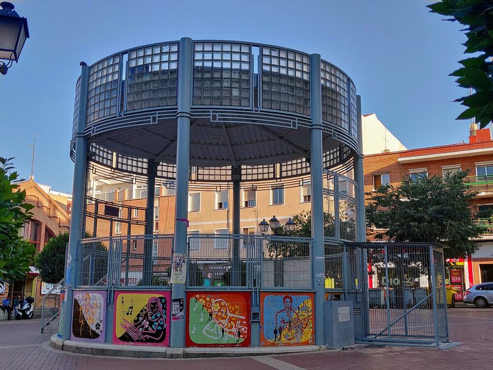 Templete José Menese, en la Plaza Huarte de San Juan