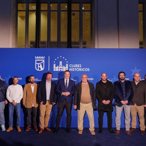 El concejal de Latina, Alberto González, con los representantes de los clubes reconocidos