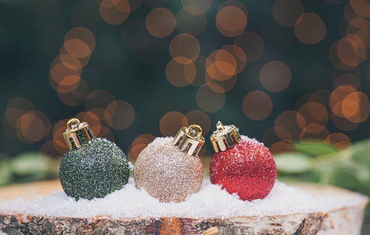 Bolas de Navidad que representan el espíritu festivo en Moncloa-Aravaca