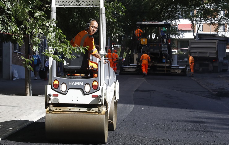 Operarios asfaltando una calle