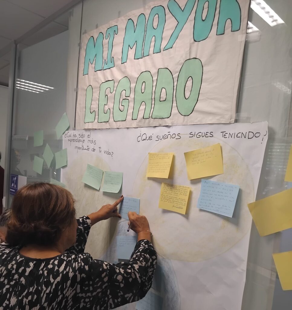 Mural colaborativo en la celebración del Día Internacional de las Personas Mayores