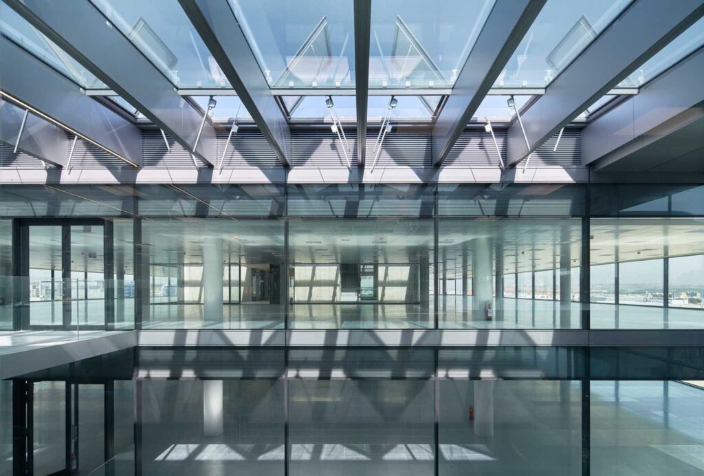 Interior de un edificio de cristal de arquitectura moderna