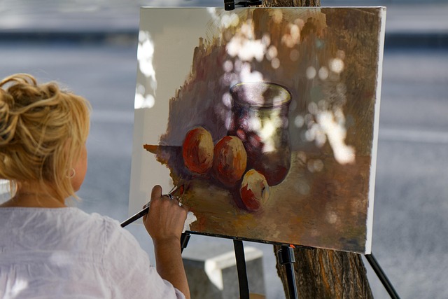 Señora de espaldas pintando un bodegón al aire libre