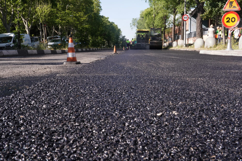 Vista de asfaltado calle en Moratalaz