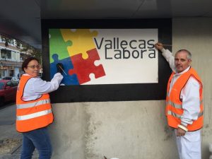 Alumnos construyendo el logo de Vallecas Labora