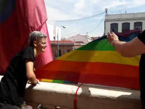 El Orgullo Vallekano despliega su bandera en la balconada de la Junta Municipal de Puente de Vallecas