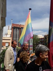 Francisco Pérez, concejal de los Distritos Puente de Vallecas y Villa de Vallecas preside el izado de la bandera multicolor