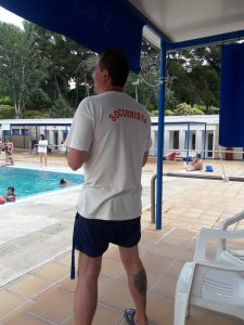 Personal dedicado a la seguridad en las piscinas