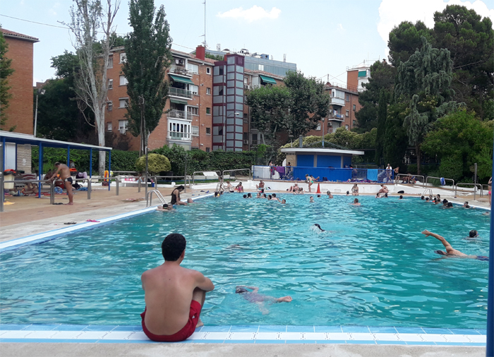 El público de las piscinas del Centro Deportivo Municipal Vallecas, disfrutando del agua