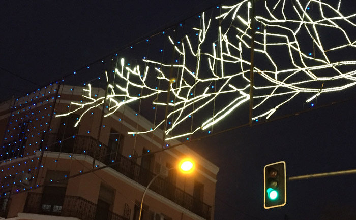 Las luces ornamentales anuncian la Navidad en Puente de Vallecas desde principios del mes de diciembre