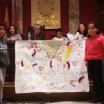 Los pequeños muestran un mural que representa su apego por Vallecas