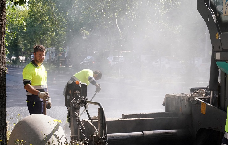 Operarios realizando asfaltado en vía pública