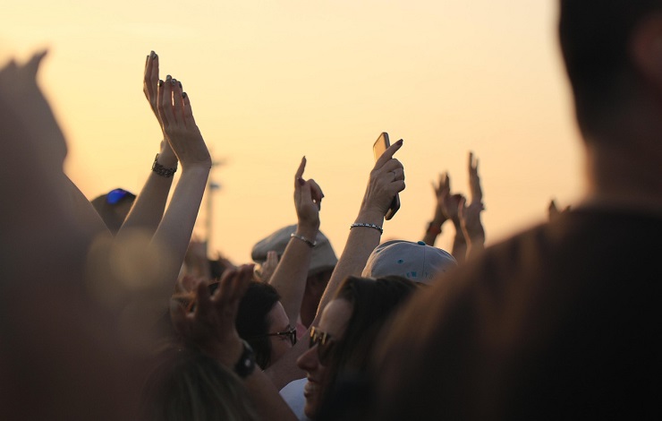 Jóvenes haciendo fotos a un espectáculo