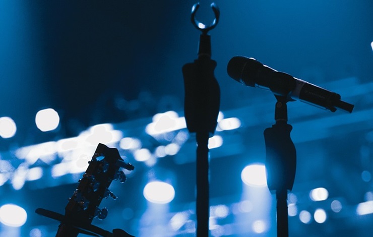 Escenario con instrumentos musicales para ilustrar la programación cultural de fin de semana