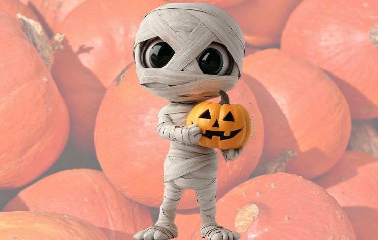 Una momia disfruta de su calabaza para celebrar Hallowen en Puente de Vallecas