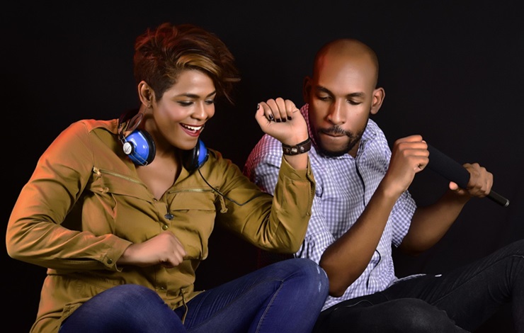 Dos personas disfrutando de la música