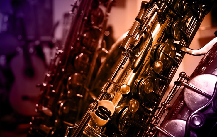 Saxofones en el ciclo de blues and jazz