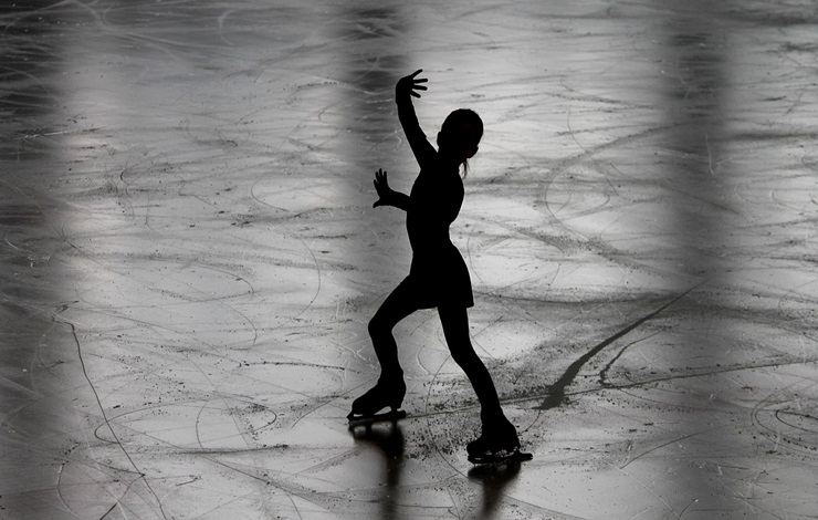 Patinadora profesional en la pista de hielo durante una actuación de nuestra agenda cultural