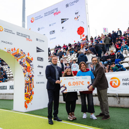 Entrega donativo en la celebración de la San Silvestre Mini