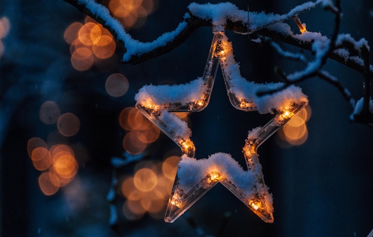Una estrella de Navidad ilumina Puente de Vallecas