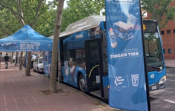 banderola y carpa colocadas en el acceso del autobús de la EMT