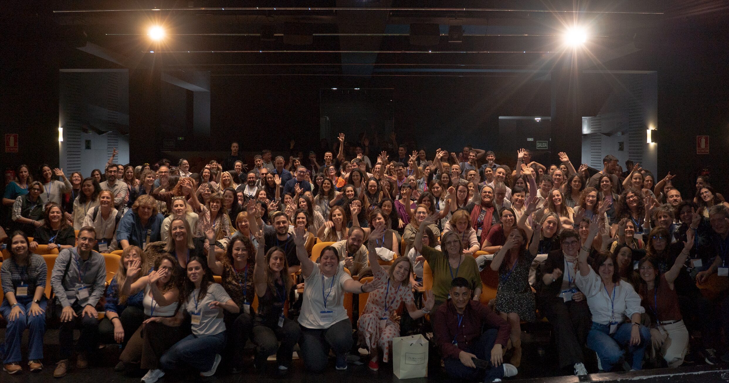 Foto de familia de todos los asistentes saludando al final de las jornadas