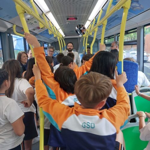 Alumnos del colegio GSD Vallecas en el autobús de la EMT