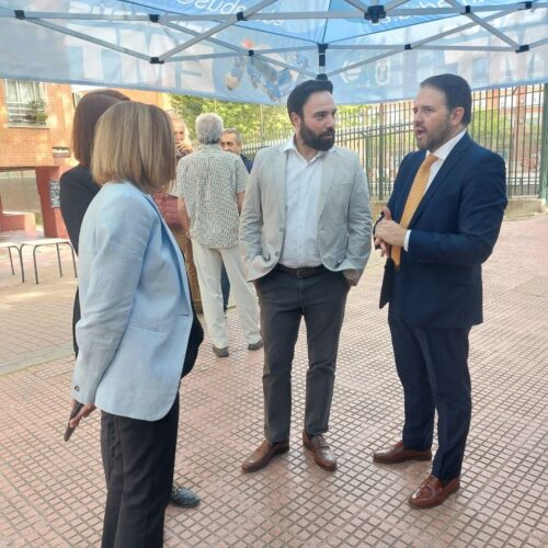 El concejal de Puente de Vallecas, Ángel Niño, acompañado de representantes de la EMT y del colegio Gredos San Diego