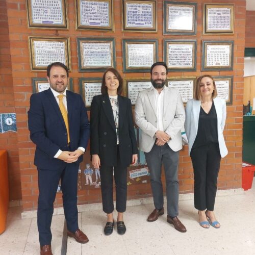 El concejal de Puente de Vallecas, Ángel Niño, acompañado de representantes de la EMT y del colegio Gredos San Diego