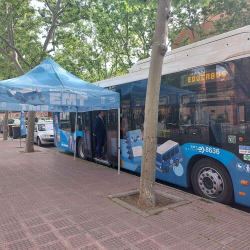Carpa instalada en el acceso al autobús de la EMT