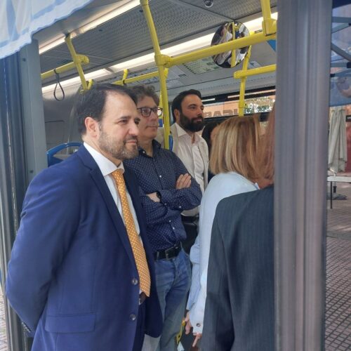 Representanes de la EMT, en el autobús de la EMT, del GSD y concejal de Puente de Vallecas, Ángel Niño, en el autobús de la EMT