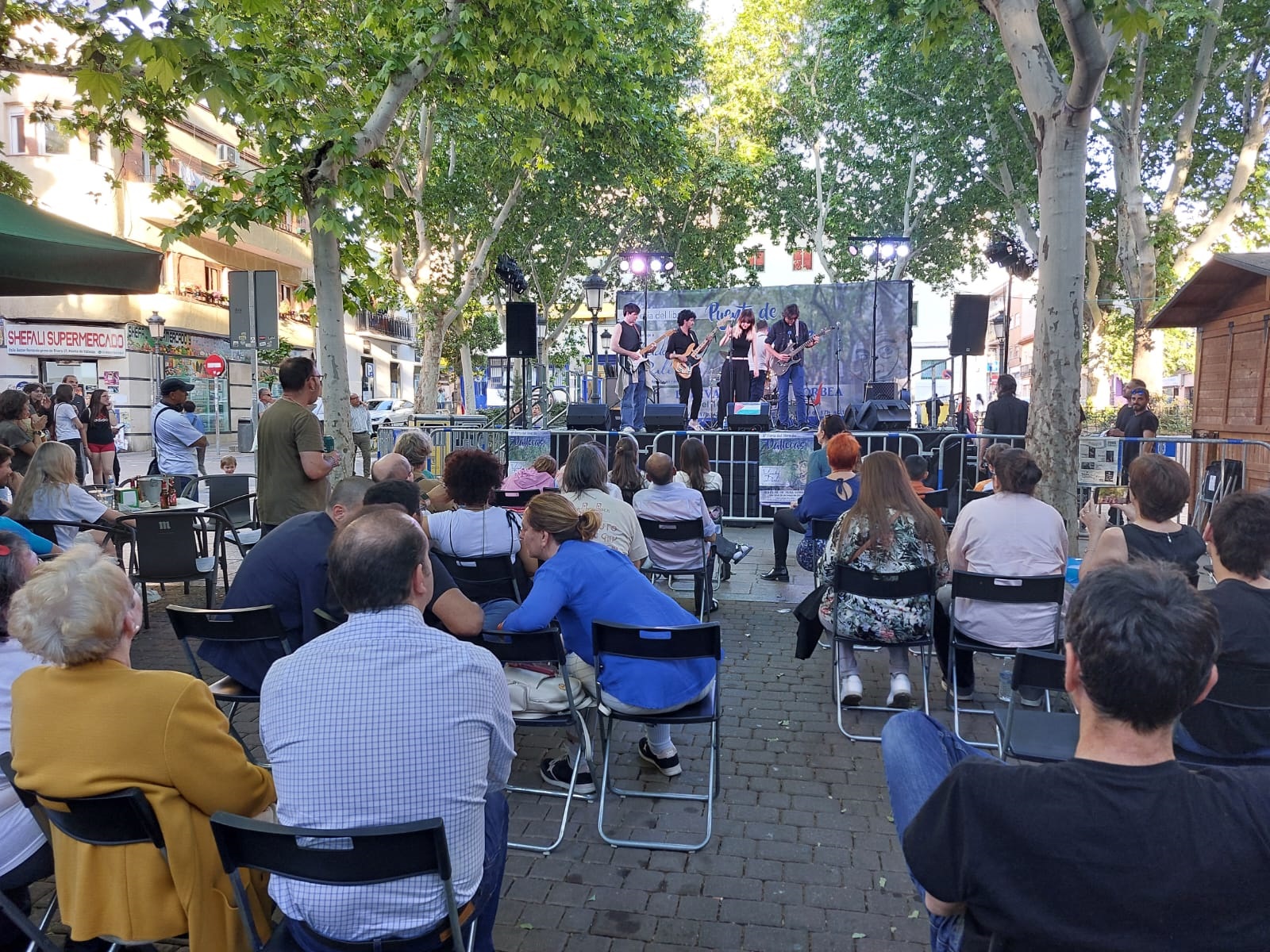 Actuación de un grupo musical en el escenario de la Feria del Libro de Puente de Vallecas